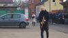 Delegacje składają kwiaty przy tablicy